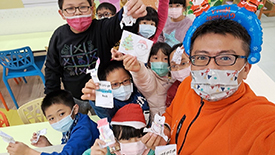 經過一學期的課程，孩子製作出一本圖文並茂的英語小書，說著關於耶誕節的故事。