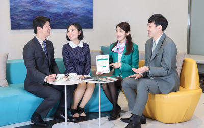 兩位玉山的行員，正在與玉山顧客說明本行服務
