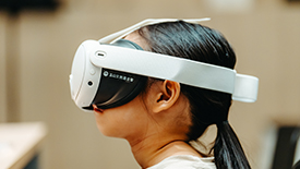 VR影片內管風琴家劉信宏教授由外而內詳盡介紹衛武營管風琴構造，管風琴發聲構造和複雜機械構件。